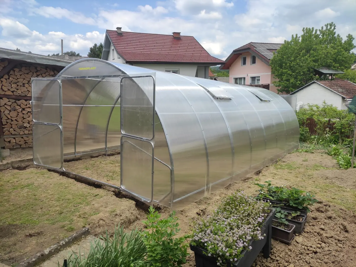 Plastenik širine 4 m uz obiteljsku kuću